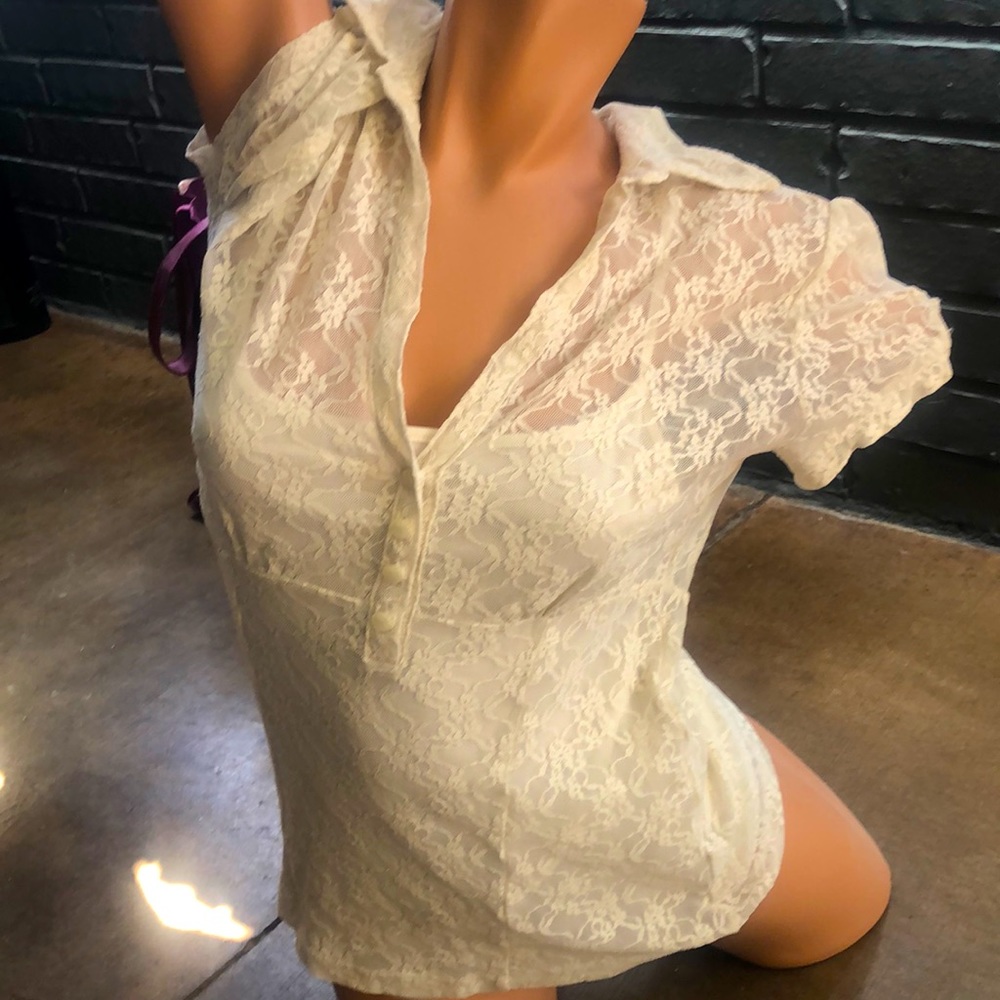 Woman’s sz Sm cream blouse